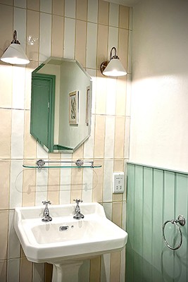 Apartment 2, 1st floor, shower room