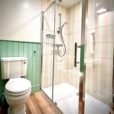 Apartment 2, 1st floor, shower room
