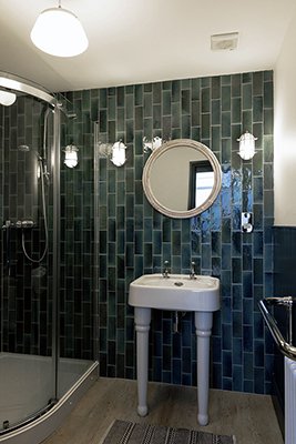 Apartment 3, 2nd floor, shower room